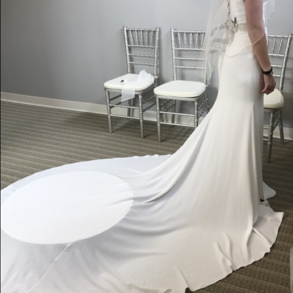 Wedding dress - Picture 1 of 3